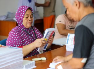 Foto Pelipatan Surat Suara Pemilu 2024 di KPU Jakarta Utara 1