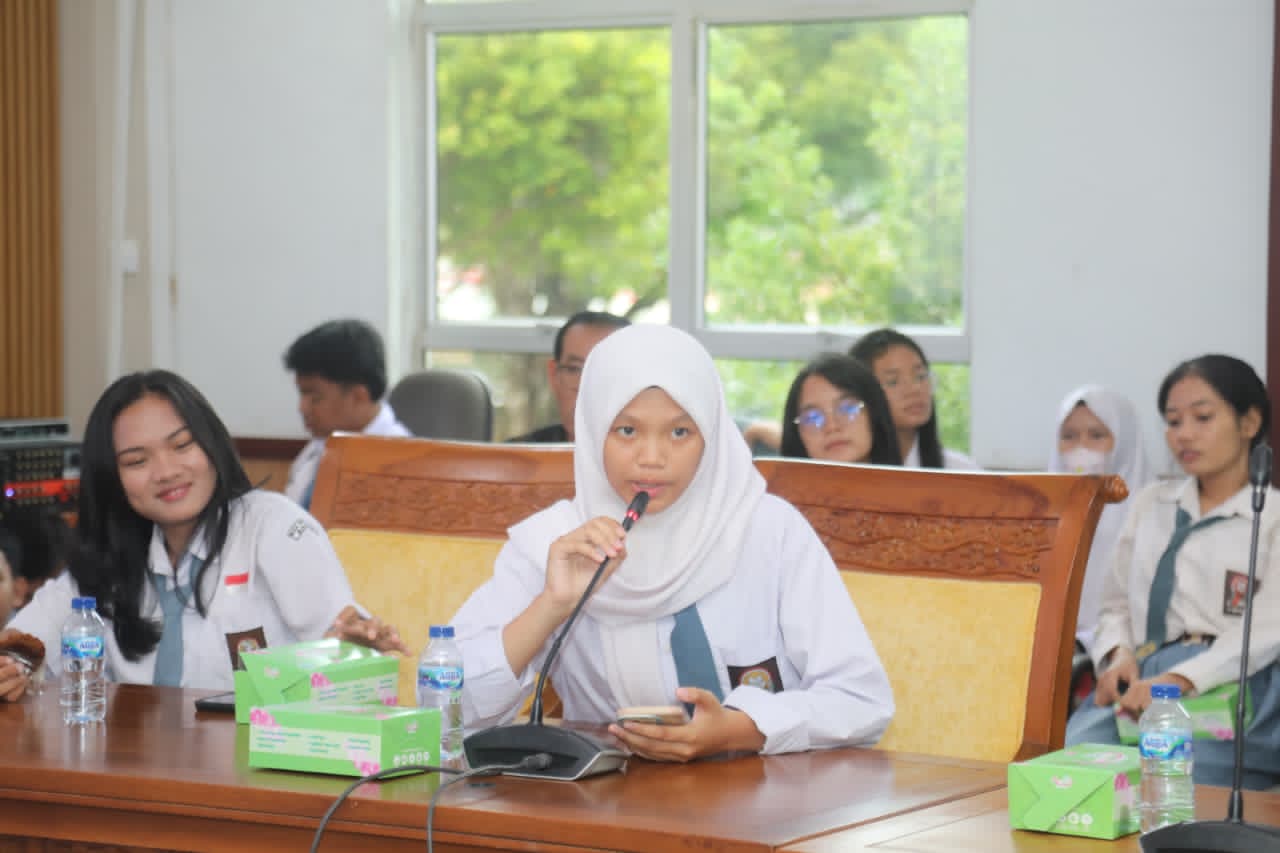 DPRD Kota Batam Terima Kunjungan Edukasi Siswa SMAN 27, Ikut Menyaksikan Langsung Sidang Paripurna 7 IMG 20251121 WA0011
