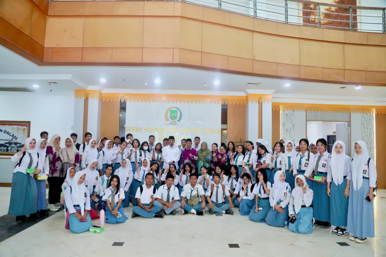 DPRD Kota Batam Terima Kunjungan Edukasi Siswa SMAN 27, Ikut Menyaksikan Langsung Sidang Paripurna 8 IMG 20251121 WA0015