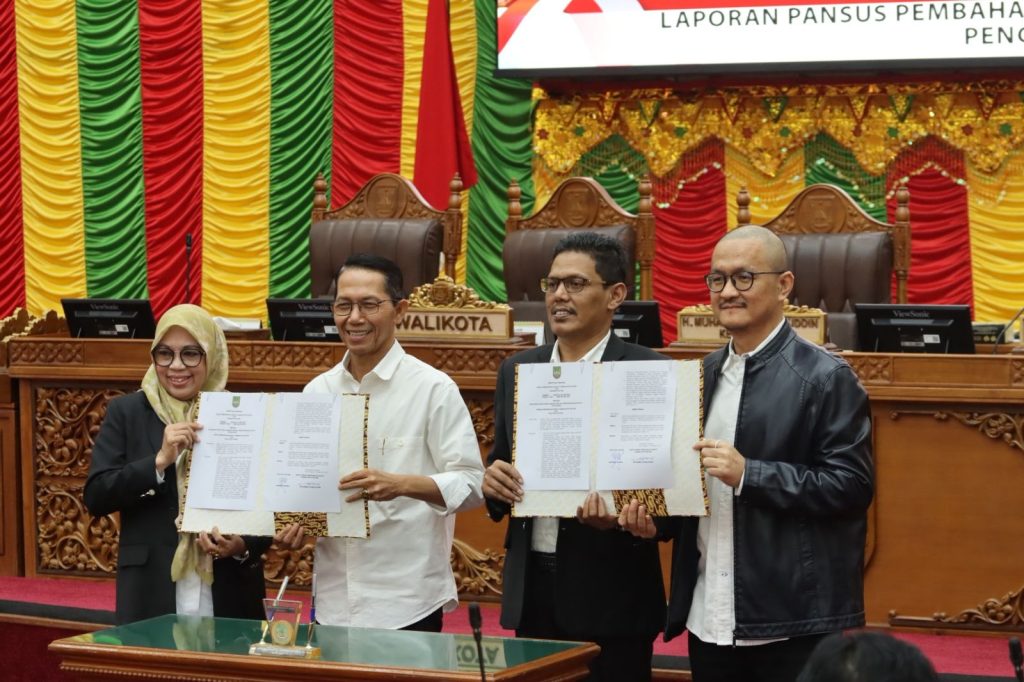 DPRD Kota Batam Sahkan Ranperda Penyelenggaraan Kota Layak Anak 8 IMG 20251216 WA0007