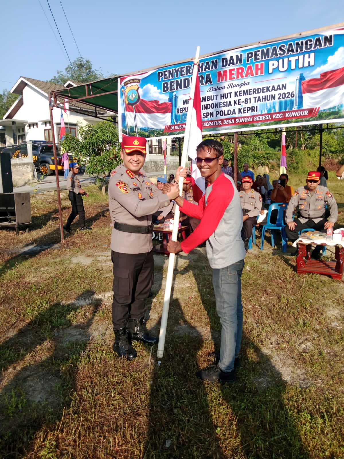 Ekspedisi Darat 15 KM Siswa Diktukba Polri SPN Polda Kepri dan Penyerahan Bendera Merah Putih dalam Rangka Menyambut HUT RI ke-81 kepada Masyarakat 8 IMG 20260802 WA0020