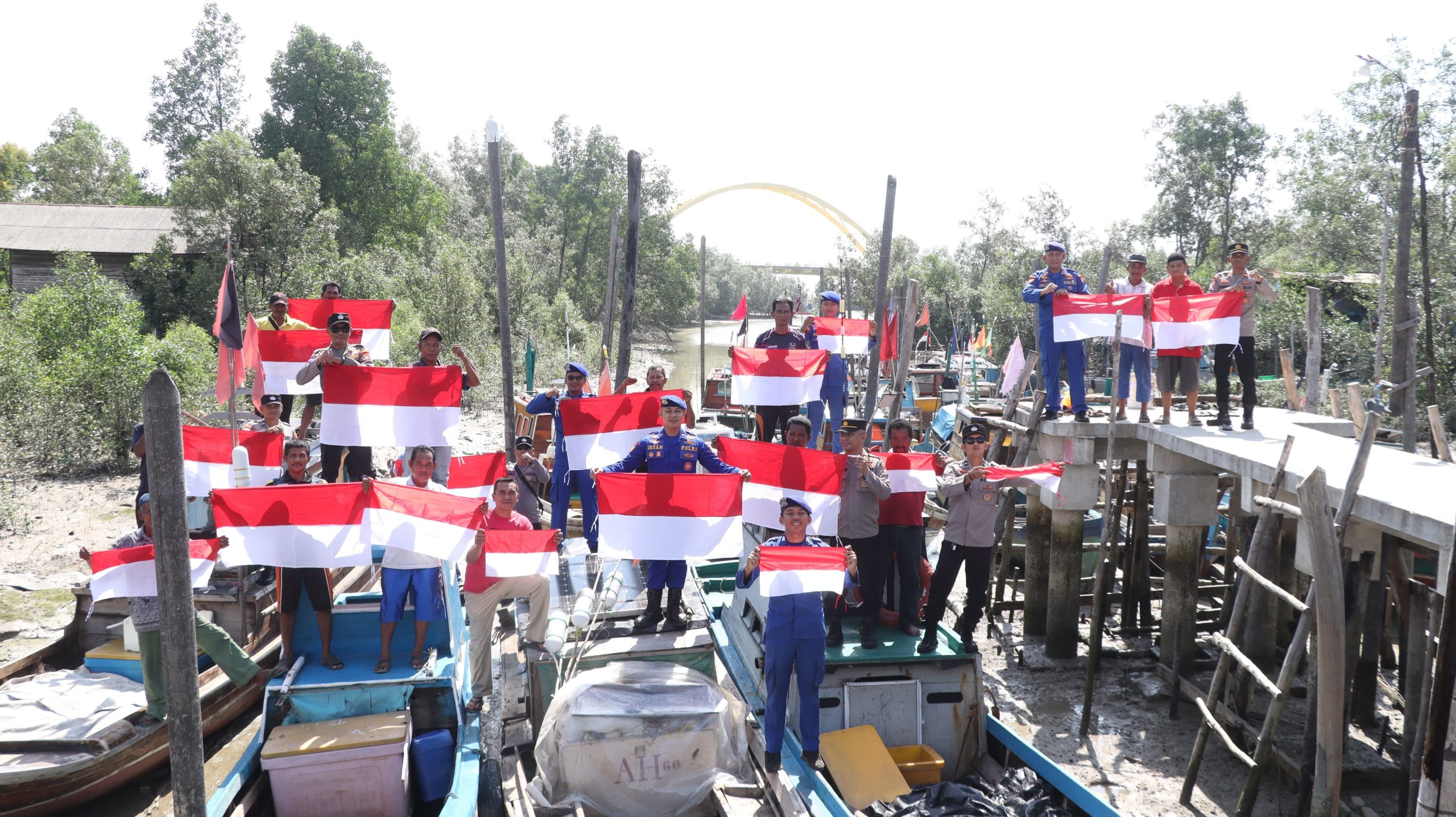 Polres Karimun dan Jajaran Polsek Bagikan dan Pasangkan Bendera Merah Putih, Ajak Masyarakat Semarakkan HUT RI Ke-81 8 IMG 20260803 WA0018 scaled